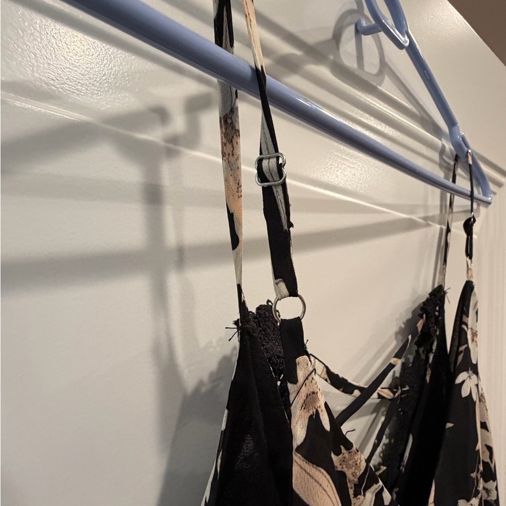 Elegant Black Floral Camisole with Lace - Picture 6 of 6